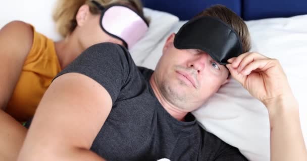 Obudzić Młodego Mężczyznę Masce Snu Wyglądającego Zaskoczonego Filmem Kobietach Obiecująca — Wideo stockowe