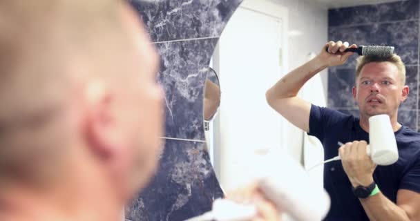 Jovem Perto Espelho Pentear Cabelo Com Secador Cabelo Banheiro Filme — Vídeo de Stock