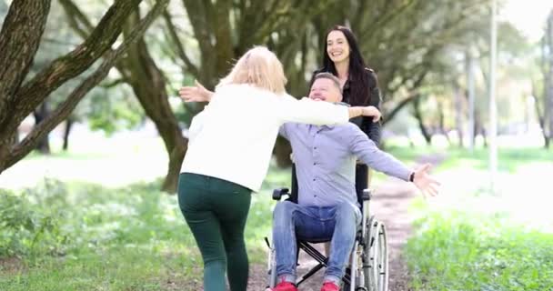 Park Filminde Tekerlekli Sandalyedeki Genç Adam Kadınlara Sarılıyor Engelliler Için — Stok video