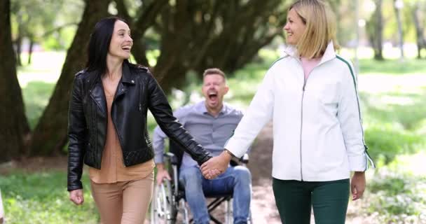 휠체어를 소리지르며 따라잡고 장애가 사람들 관계에서 어려움 — 비디오