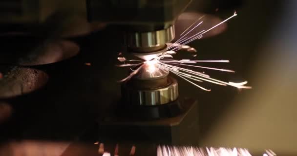 激光切割金属片与明亮的火花4K薄膜 金属加工概念 — 图库视频影像
