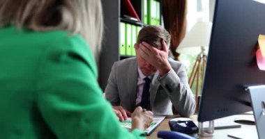 Patron, mali raporlar takım liderini okuduğu için sinirli, stresli ve depresif hissediyor. Ekonomik sorunları ve işten çıkarma tehdidi olan bir yönetici.