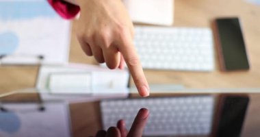 İnsan parmağı bilgisayar ekranını ve okuma raporunu gösteriyor. Finansal analitik çevrimiçi rapor inceleniyor