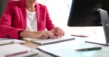 İş yerindeki klavyede daktilo kullanan kadınların yakın çekimi. Programlama eğitimi ve uzaktan çalışma