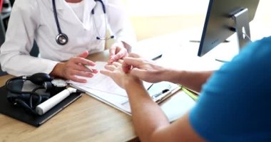 Erkek elleri cilt iltihabı ve cilt bakımı randevusu yüzünden kaşınıyor. Kaşındıran döküntüler ve tedavi