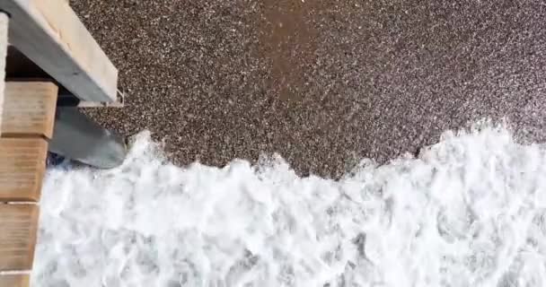 ビーチの海と桟橋の上からの眺めの波 海水と海のビーチの背景 — ストック動画