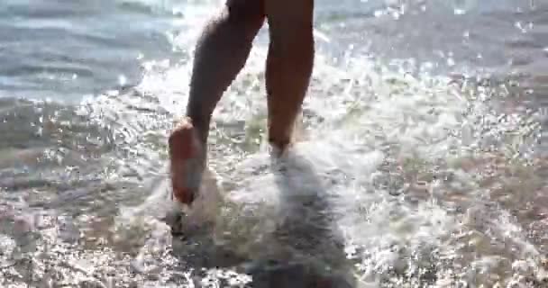 Ноги Ноги Женщины Гуляющей Волнам Морской Воды Песчаном Пляже Закате — стоковое видео
