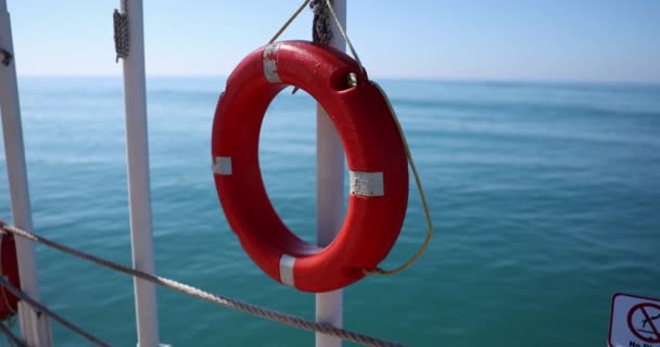 Bouée Sauvetage Orange Est Suspendue Poteau Sur Quai Sécurité Maritime — Video