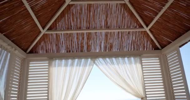 早上的海滩场景在蓝色的天篷下 白色的窗帘 奢华的暑假 舒适的平房和海滨风景 — 图库视频影像