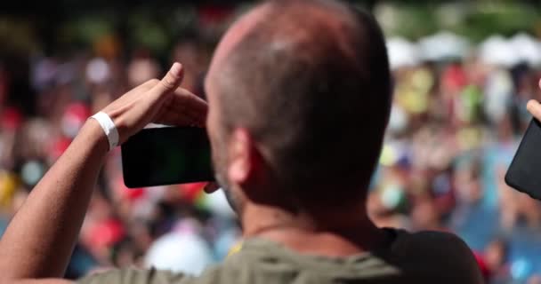 Мужчина Поднял Камеру Своего Мобильного Телефона Снять Толпу Людей Концерт — стоковое видео