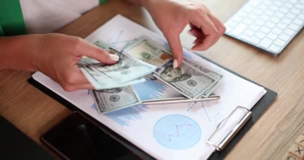 Femme Calcule Les Dépenses Mensuelles Taxes Solde Bancaire Paiement Espèces — Video