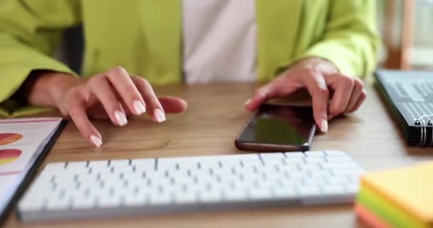 Жінка Тримає Мобільний Телефон Очікуванні Дзвінка Тексту Нервово Торкається Пальців — стокове відео