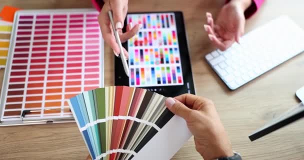 Projektant Klient Wybiera Kolor Swatch Palecie Kolorów Tablecie Wybór Odcieni — Wideo stockowe