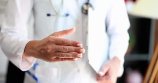 Médico Cardiorólogo Terapeuta Extiende Gesto Mano Saludo Seguro Salud Transacción — Vídeo de stock