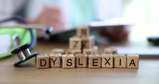 Estetoscópio Médico Texto Sobre Cubos Dislexia Dislexia Médica Causas Sintomas — Vídeo de Stock