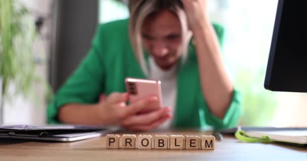 Niezadowolona Smutna Kobieta Trzymająca Telefon Myśląca Problemach Kobieta Czytająca Złe — Wideo stockowe