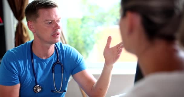Médico Masculino Discute Los Resultados Del Examen Médico Clínica Mujer — Vídeos de Stock