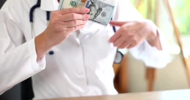 Dokter Stopt Dollars Kliniek Van Dichtbij Winst Uit Verkoop Van — Stockvideo