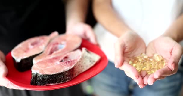 鲑鱼蒸和维生素在手上的特写 维生素和天然产品的选择 — 图库视频影像