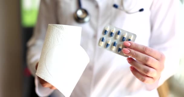 Orvos Hasmenés Elleni Tablettákat Vécépapírt Tart Kezében Emésztési Zavar Aranyér — Stock videók