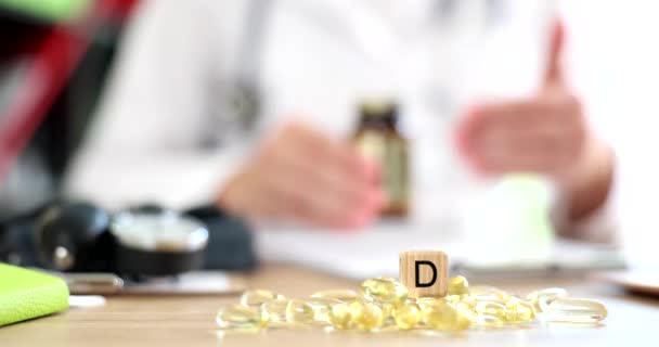 Γιατρός Διατροφολόγος Δείχνει Χάπια Βιταμίνες Closeup Βιταμίνη Νέα Έρευνα Και — Αρχείο Βίντεο