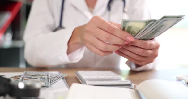 Врач Рассчитывает Стоимость Обследования Больнице Экономит Деньги Медицинских Услугах Оплата — стоковое видео