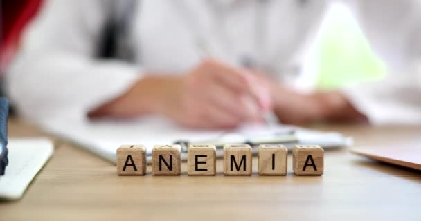 Médico Escribiendo Diagnóstico Anemia Paciente Clínica Síntomas Anemia Signos Causas — Vídeo de stock