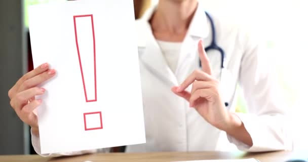 Médico Exige Atenção Mantém Ponto Exclamação Apontando Gesto Medicina Atenção — Vídeo de Stock