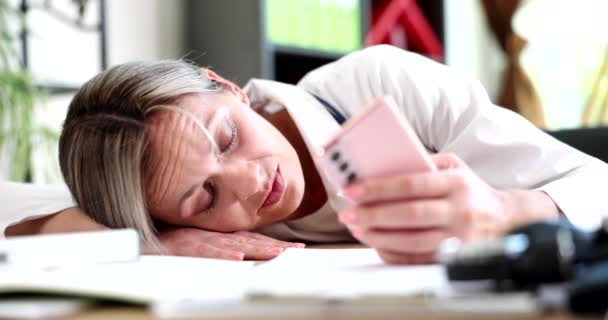 Medico Stanco Trova Sul Tavolo Guarda Smartphone Overtime Depressione Medica — Video Stock