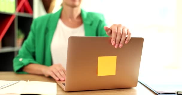 Bizneswoman Zamyka Laptopa Biurze Koniec Dnia Roboczego — Wideo stockowe