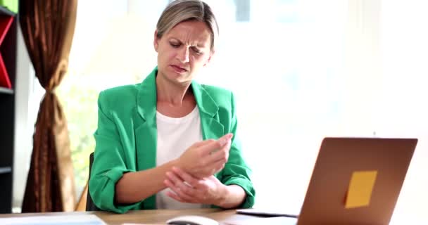 因使用电脑而痛苦不堪地握住手腕的妇女的身体 与职业病有关的办公室疼痛综合征 — 图库视频影像