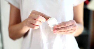 Kadın ellerinde beyaz diş ipi. Kadın eli diş ipi çekiyor ve diş fırçalama konsepti