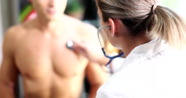 Medico Cardiologo Terapista Ascolta Battito Cardiaco Dell Uomo Con Stetoscopio — Video Stock