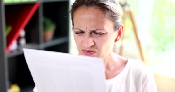 Γυναίκα Διευθυντής Γραφείου Κακή Όραση Διαβάζει Έγγραφο Επιχειρηματίας Όραμα Προβλήματα — Αρχείο Βίντεο