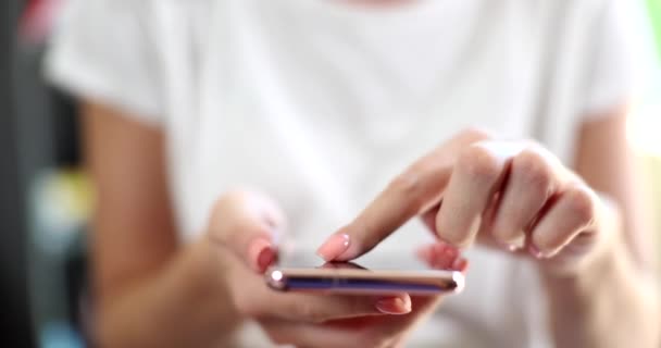 Vrouw Typt Sms Jes Smartphone Scrollt Door Social Media Feed — Stockvideo