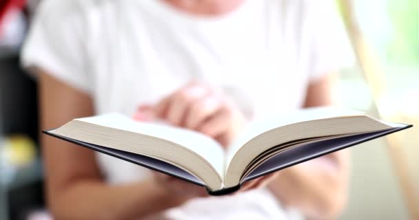 Lendo Livro Virando Páginas Fechar Mulher Mãos Segurando Livro Virar — Vídeo de Stock
