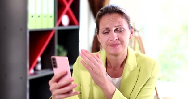沮丧的女人看着智能手机 很伤心 坏消息 商业错误和负面信息 — 图库视频影像