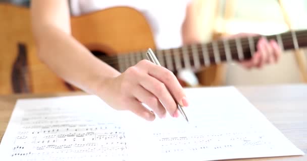 Mãos Escrevem Canções Notas Musicais Guitarra Combinação Composições Musicais — Vídeo de Stock