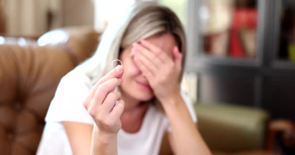 Olycklig Kvinna Med Vigselring Närbild Upprörd Flicka Gråter Och Deprimerad — Stockvideo