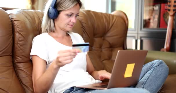 Kvinnan Hörlurar Och Med Bankkort Betalar För Språkkurser Online Bärbar — Stockvideo