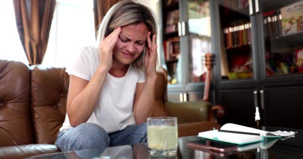 Нездоровая Женщина Болезненным Выражением Лица Чувствует Себя Нехорошо Страдает Мигрени — стоковое видео