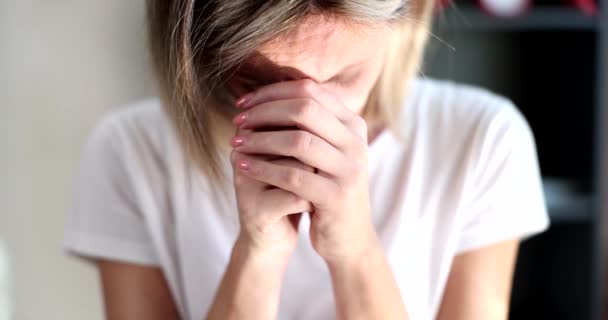 Vrouwenhanden Bidden Vragen Gods Zegen Wensen Een Beter Leven Vrouw — Stockvideo