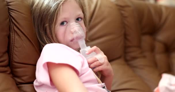 Een Klein Meisje Met Een Inhalator Masker Thuis Ziek Kind — Stockvideo