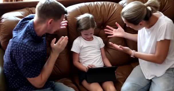 Ouders Mama Papa Schreeuwen Tegen Kind Met Tablet Kinderverslaving Aan — Stockvideo