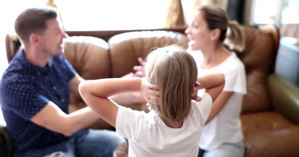 Föräldrar Svär Att Barnet Stänger Öronen Hemma Familjekonflikt Mamma Och — Stockvideo