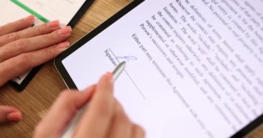 Stylus 'u kullanarak tablet bilgisayarında elektronik imzanın makro temsili. Anlaşma belgesini çevrimiçi olarak imzala