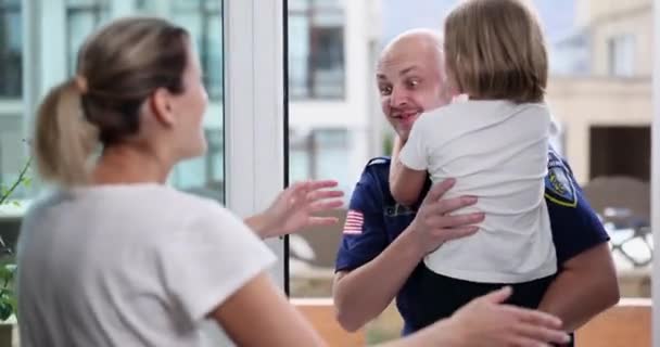 Policjant Znalazł Małą Dziewczynkę Przywiózł Matki Uwaga Opieka Nad Małoletnimi — Wideo stockowe