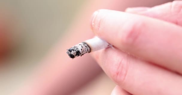 Hand Und Zigarette Rauchen Freien Nahaufnahme Tabakraucher Sucht Und Gesundheitsschäden — Stockvideo