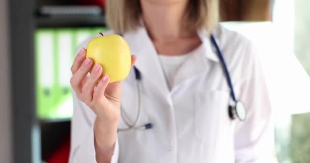 Doktor Diyetisyen Sarı Elmayı Kendine Yakın Tutuyor Doktor Elleri Meyve — Stok video