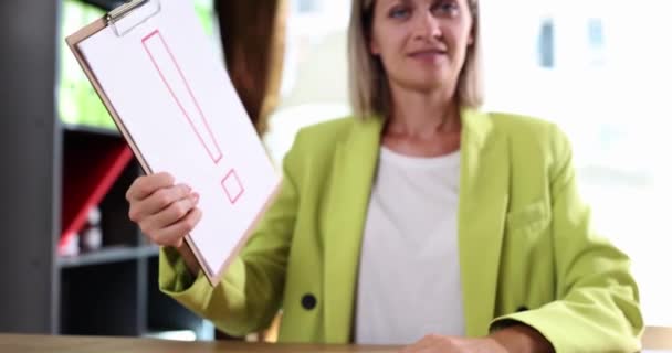 サラリーマンの女がオフィスで感嘆点で手を差し伸べる ビジネスと開発の概念と注意 — ストック動画